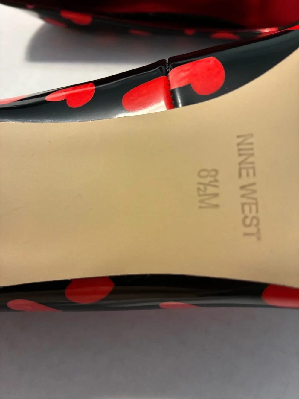 Nine West Black Patent Stiletto Pump with Red Heart Print women’s size 8.5 - Picture 4 of 7